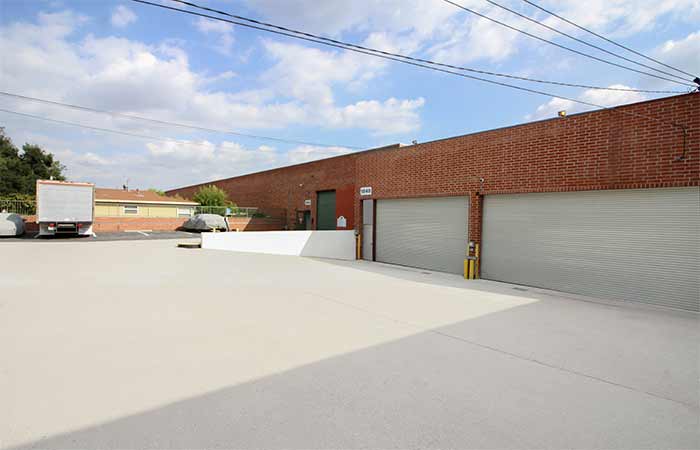 Large loading docks for easy access to load and unload large moving trucks.